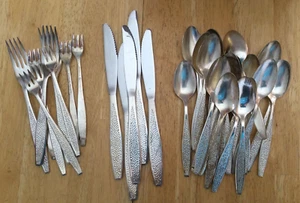 ONEIDA LTD. Silversmiths Textured DESIGN 28Pcs 9 Forks 24 Spoons 5 Knives MCM - Picture 1 of 7