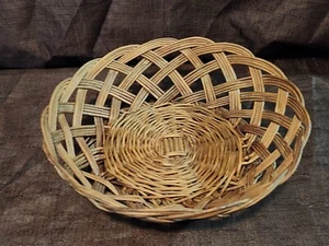 Light brown wicker round fruit or breadbasket 2-3/8 x 9.5 x 9.5 Great condition - Picture 1 of 3