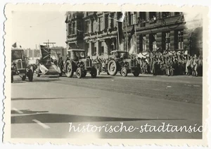 Halle 1957 - 1. Mai Umzug - Traktor Gebäude - Altes Foto 1950er - Picture 1 of 2