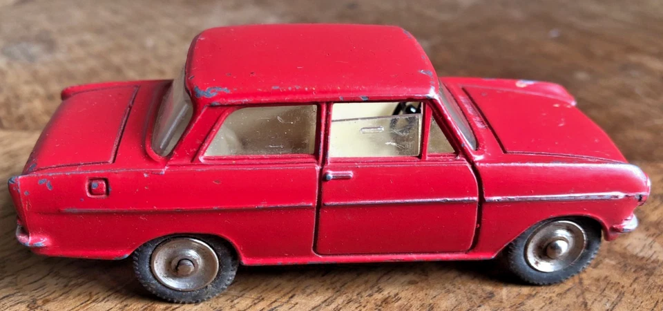DINKY TOYS France  OPEL KADETT rouge - Meccano - Bel état. - Photo 1/4