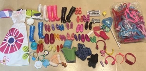 Lote de ropa y accesorios usados para Barbie - Imagen 1 de 5