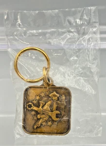 Llavero cuadrado de metal de latón patriótico hombre colonial bicentenario 1976 a presión nuevo en paquete - Imagen 1 de 6