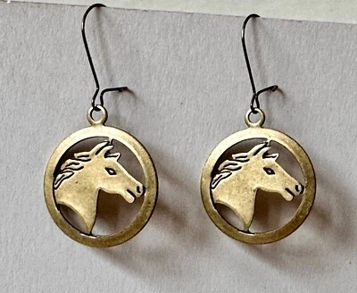Caballo Estilo Vintage Caballo Silueta en Círculo Latón Dije Pendientes 1 1/4" Foto 1 de 2