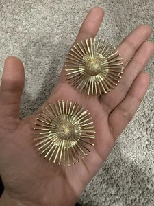 Große Gold Ohrstecker Vintage Stil Metall Grob Statement Riesig Abstrakt Groß - Bild 1 von 6