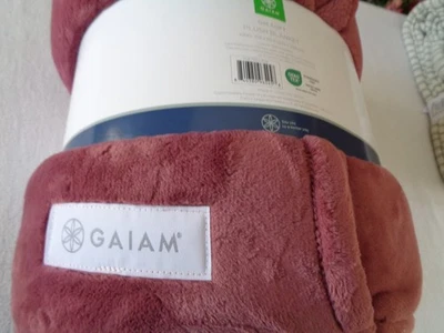 全新 GAIAM OM 软 KING 毛绒毯 - 覆盆子紫红色 — 第 1/4 张图片