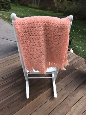 Винтажное афганское вязаное крючком одеяло ручной работы 40x63 дюйма персиковая бахрома б/у в отличном состоянии - Изображение 1 из 4