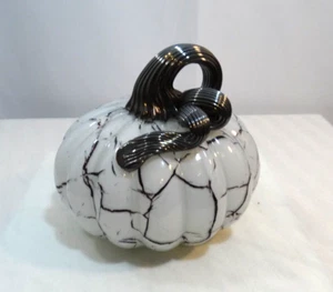 CHRISTIAN SIRIANO mundgeblasen Kunstglas Kürbis weiß/schwarz Crackle Design Deko - Bild 1 von 4
