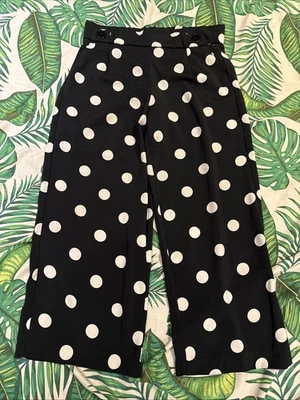 Pantalón corto Zara Trf negro con lunares blancos pierna ancha talla S pequeño Foto 1 de 4