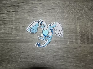 Parche bordado de hierro para personajes de Lugia Pokemon 3,25" x 2,5" - Imagen 1 de 2