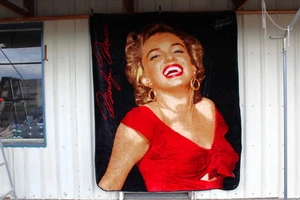 MANTA VESTIDO ROJO MARILYN MONROE TALLA QUEEN - Imagen 1 de 3