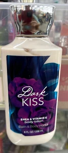 Loción corporal nutritiva diaria Bath and Body Works DARK KISS 8 fl oz * NUEVA - Imagen 1 de 1