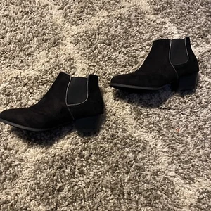 Beston Womens Black Slip-on Ankle Boots Size 6 With A 1.5-Inch Heel - Picture 1 of 4