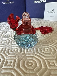 FIGURINA SWAROVSKI DISNEY SIRENETTA SEBASTIAN #5552918 MARCA NUOVA CON SCATOLA - Foto 1 di 8