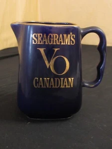 VINTAGE SEAGRAM'S VO CANADIAN WHISKEY PITCHER 5 1/4' Tall Blue - Imagen 1 de 5