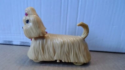 2011 BARBIE PLAY PARK DOG - НА БАТАРЕЙКАХ протестирован желтый фарфор 4 дюйма длинный - Изображение 1 из 4