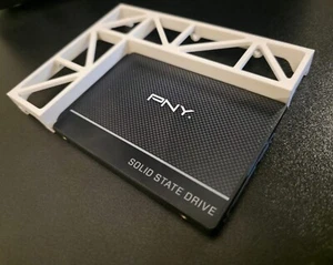 3.5" to 2.5" SSD/HDD Adapter – 3D Printed PLA (Snow White) – Caddy Compatible - Afbeelding 1 van 4