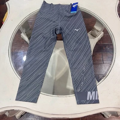 ¡NUEVO CON ETIQUETAS! Leggings Mizuno Para Mujer Medianos Corteza Imán Gris 3/4 Apretados Atletismo Foto 1 de 4
