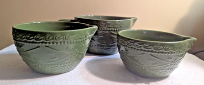 Temptations by Tara 3 cuencos mezcladores de cerámica del Viejo Mundo verde salvia en relieve Foto 1 de 4