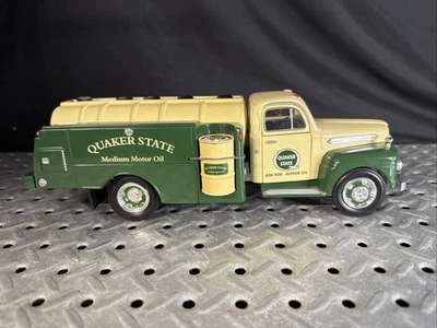 Colección Golden Wheel Salón de la Fama 1951 Ford Fuel Tanker Quaker State 1:25 casi nuevo Foto 1 de 4