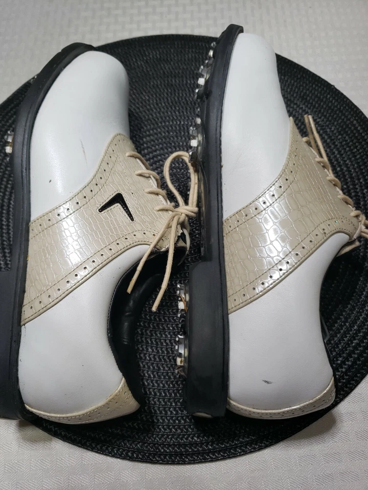 Zapato de golf Callaway W670 Saddle para mujer talla 8,5 M blanco-perla metálico espiga suave Foto 1 de 4