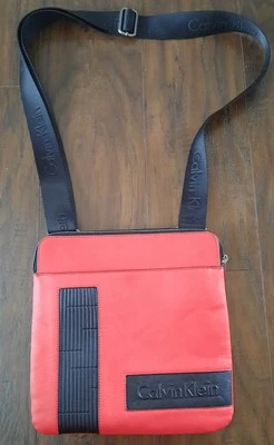 Bandolera de cuero Calvin Klein roja rara de 5 bolsillos 10 1/2"x 10 1/2" cartera de vuelo  Foto 1 de 4