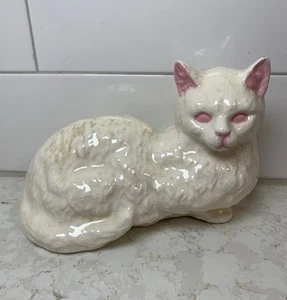 Vintage Keramik weiße Perserkatze Statue liegend rosa Augen MCM signiert Rucker - Bild 1 von 11