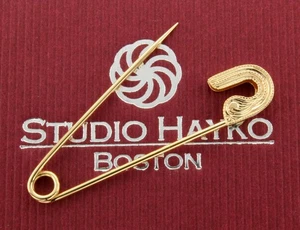 18K Gelbgold Sicherheitsnadel beidseitig handgraviert Handarbeit in USA - Bild 1 von 5