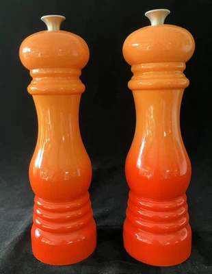 Juego de molino de sal y pimienta Le Creuset llama volcánica naranja rojo desvanecimiento ombre 8" en muy buena condición Foto 1 de 4