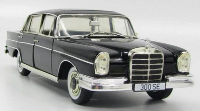 MERCEDES 300SE Black 1965 1/18 Revell 08910 - Image 1 of 4
