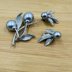 Cherry And Leaves Brooch And Clip On Earrings Silver Tone Vintage Classic - Picture 1 of 4