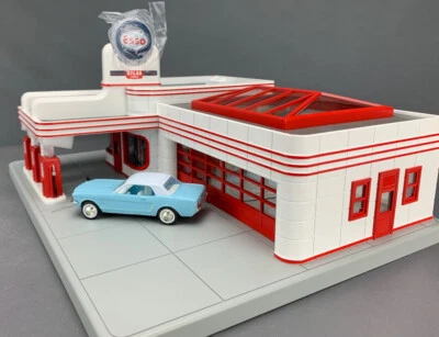 O Scale MTH Railking 30-9106 ESSO Operating Gas Station NIB! O2785 - Image 1 of 4