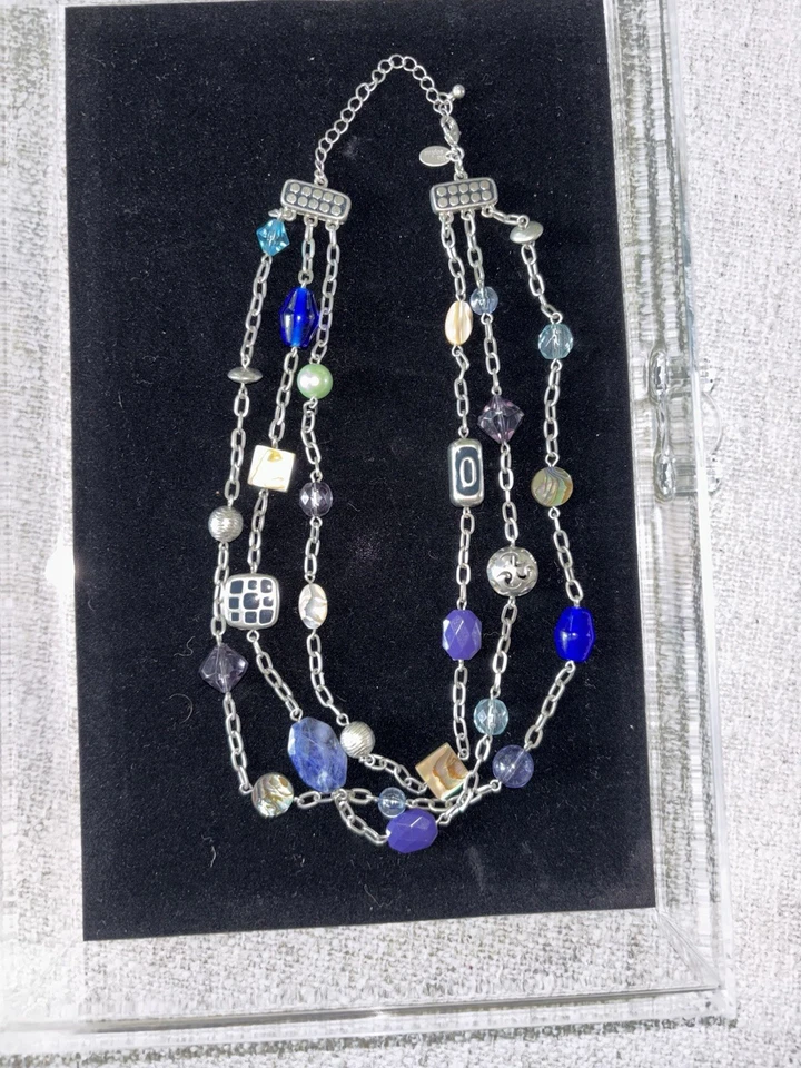 Collar con cuentas de vidrio, piedra y madreperla tono plata Lia Sophia Foto 1 de 3