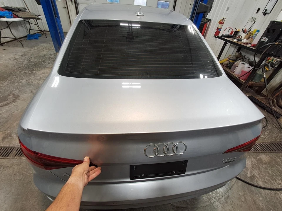 Tapa de cubierta usada se adapta a: Audi A4 2017 grado A Foto 1 de 4