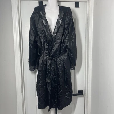 Roupão Amoureuse 3X Preto Cetim Sensação Floral Acabamento de Renda Romântico Sexy - Imagem 1 de 4