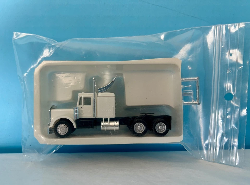 Kenworth 1/87 Scale White White Simi Tractor w/Accessories - Image 1 of 3