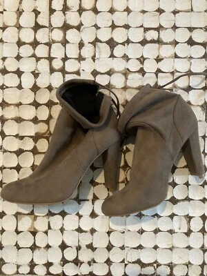 Botines Charles David Taupe talla 6,5 Foto 1 de 4