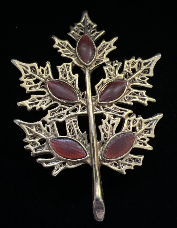 复古 Goldtone Filigree 枫叶胸针 带红色镶嵌宝石 2.75 — 第 1/1 张图片