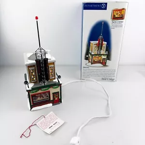 Stazione radio Dept 56 Snow Village WSNO vintage, ritirata illuminata con scatola - Foto 1 di 13