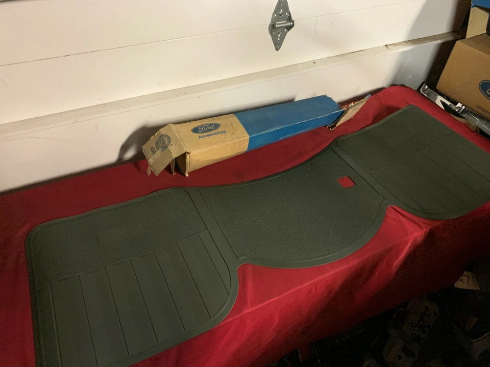 ALFOMBRILLA TRASERA FORD GALAXIE LTD D0AZ-6513106-B ORO HIEDRA de Lote Antiguo  Foto 1 de 2