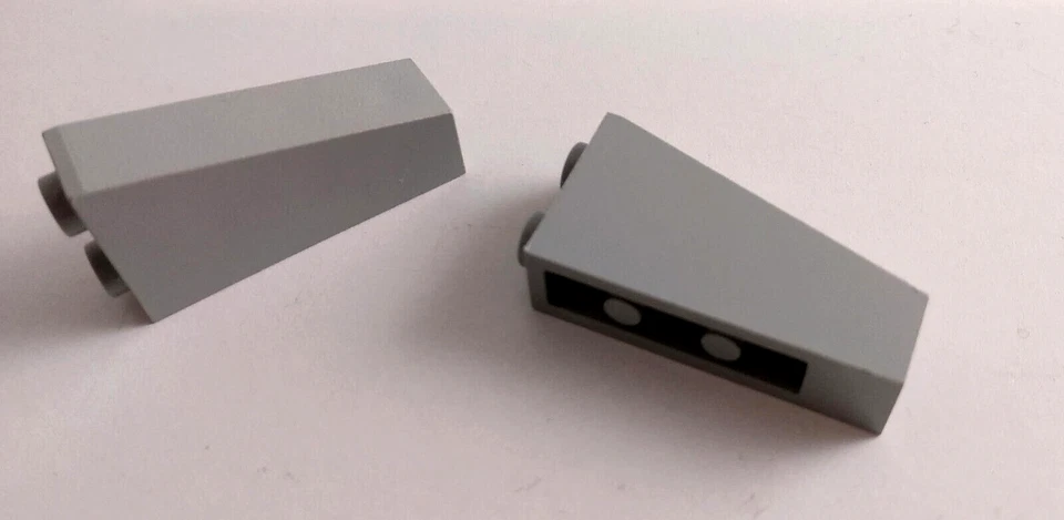 Lego Parte 2449 Lote de 2 Antiguo Gris Claro 2x1x3 Pendiente Invertida 75* Espacio Clásico Foto 1 de 1