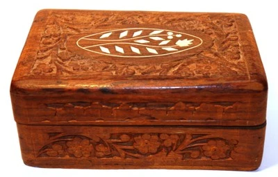 Indische Holzschatulle, handgeschnitzt, mit Intarsien, ca. 1960er Jahre - Bild 1 von 4