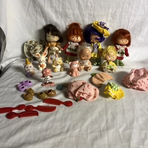Bonito lote de muñecas, bebés, mascotas y accesorios Strawberry Shortcake vintage - Imagen 1 de 8