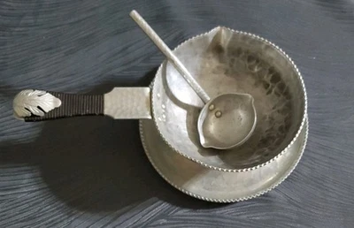 Antiguo aluminio SILVERLOOK 1 pieza. Gravy Boat y plato adjunto + un cucharón Foto 1 de 4