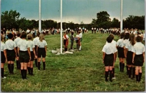 Vintage 1960er Pfadfinder Postkarte "CAMP SACAJAWEA - Boone, Iowa" Flagge hissen - Bild 1 von 2