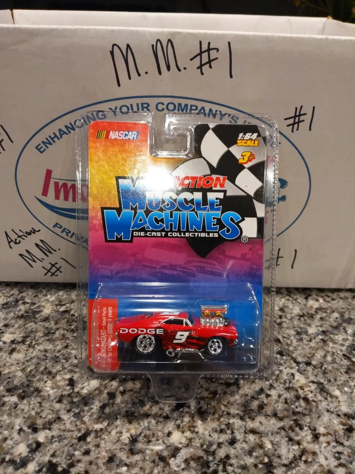 2005 Muscle Machines Action NASCAR Dale Earnhardt Jr Diecast Car 1 64