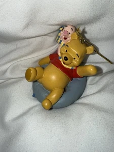 Disney Winnie The Pooh And Piglet Trineo Tubo Adorno de Navidad Años 90 - Imagen 1 de 5
