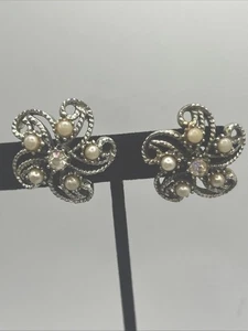 Vtg Silvertone Pinwheel Textured Screwback Faux Pearl Center Rhinestone Earrings - Picture 1 of 7