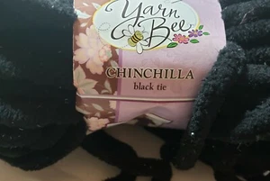ANGEBOT Garn Biene Chinchilla Garn Jumbo Chenille schwarz/4 Unzen/25 Yards Polyester - Bild 1 von 8