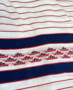 Tela tejida de algodón de colección a rayas rojas, blancas y azules con barcos ~ náutica, patriótica - Imagen 1 de 4