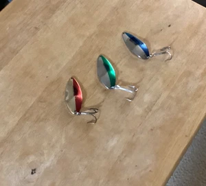 DREI (3) kleine Cleo Köder - 2 sind Wigl Modelle (verschiedene Farben) - 3/4 Unzen Größe - Bild 1 von 3